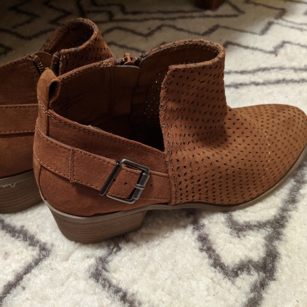 Universal Thread Brown Booties ✨🥾